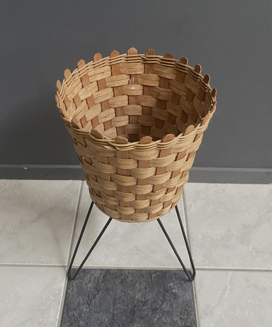 Image 1 of Cesta de mimbre con patas de metal, década de 1970