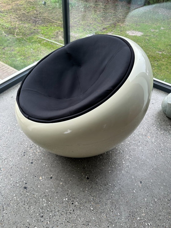 Image 1 of Round Vintage Fiberglass Lounge Chair. Egg-achtig. 1970s, Space Age Design, Black&White.