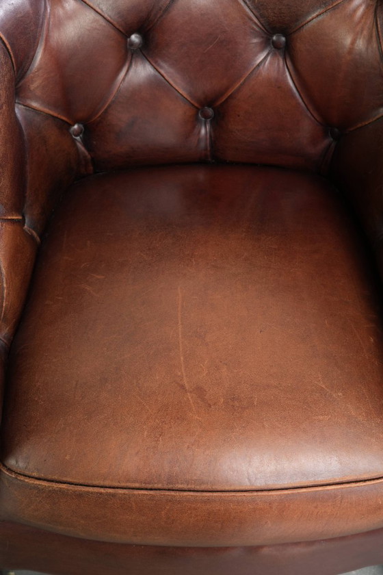 Image 1 of 2x karaktervolle en warme schapenleren clubfauteuil in Engelse chesterfield stijl