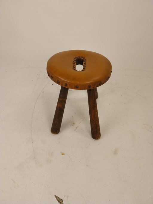 1 x brutalistischer Hocker mit Kunstlederbezug und schwarzen Nägeln, 1970er Jahre