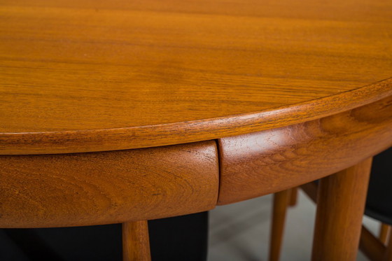 Image 1 of Mesa de comedor extensible y sillas danesas de teca de Hans Olsen para Frem Røjle, años 60, juego de 7