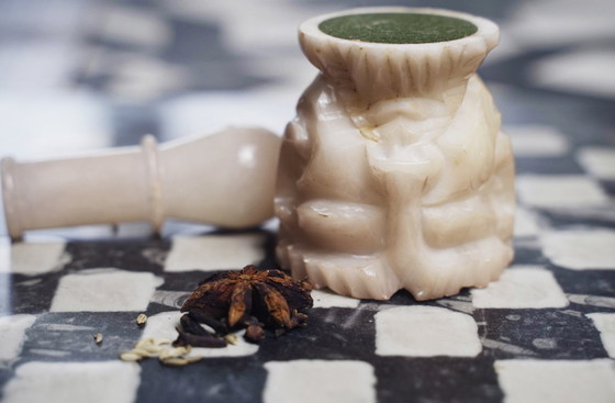 Image 1 of Antico mortaio e pestello orientale in alabastro intagliato, pezzo decorativo in pietra d'epoca