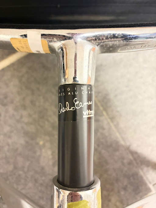 3 sedie originali Vitra – Charles & Ray Eames “Aluminium Chair / EA (Alu Chair)” (versione da conferenza con braccioli)