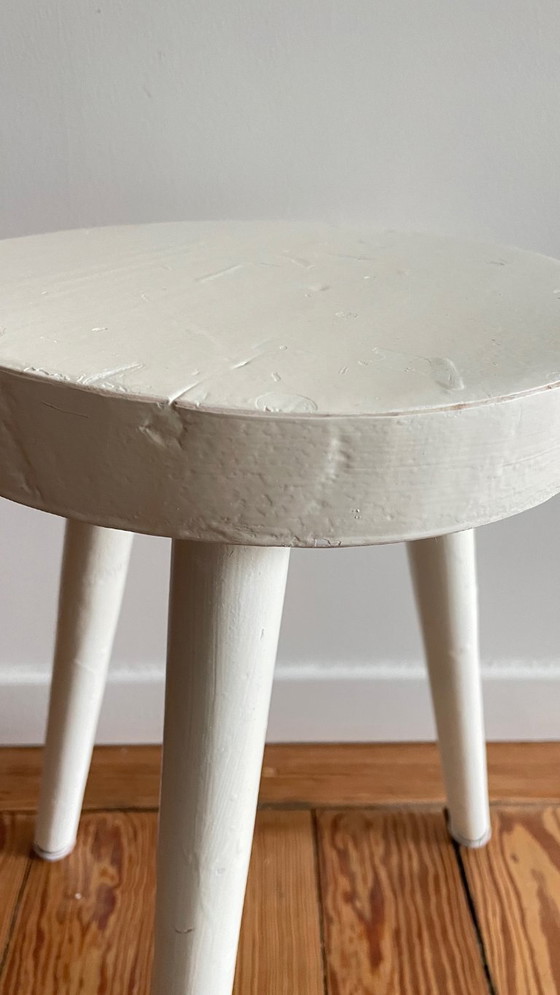 Image 1 of Tabouret tripode bois blanc vintage