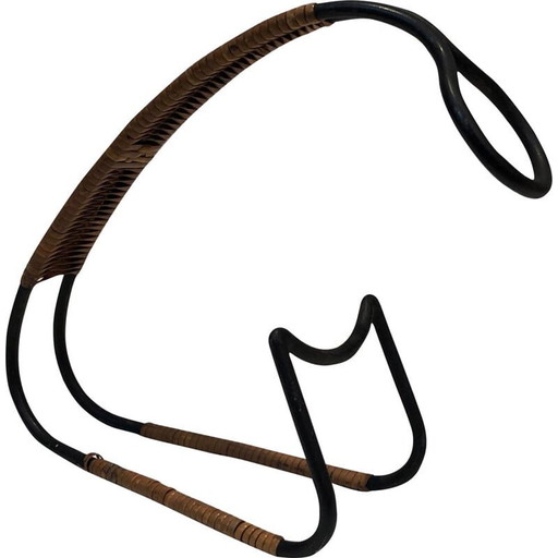 Scandinavische vintage flessenhouder van zwart gelakt metaal en rotan, 1950