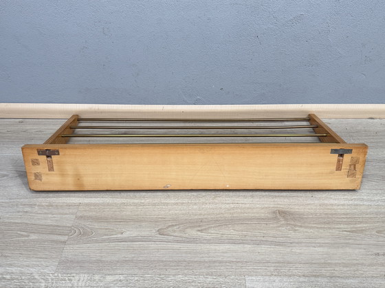 Image 1 of Appendiabiti vintage di metà secolo: legno e ottone, design senza tempo