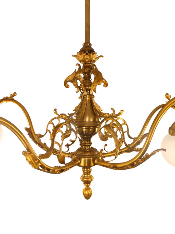 Image 1 of Große Messing-Hängeleuchte im Hollywood-Regency-Stil – 5-flammig mit Opalglas (Ø ca. 92 cm)