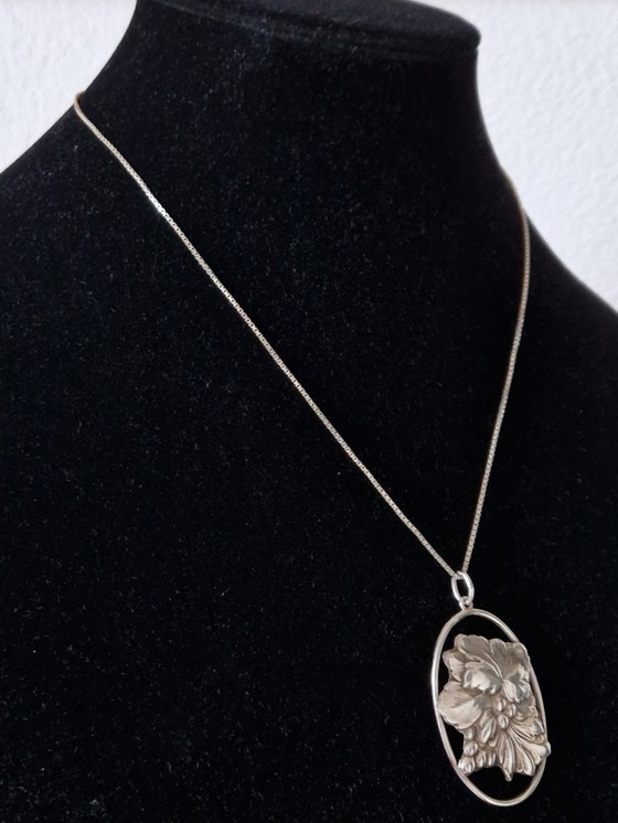 Image 1 of Großer dänischer Anhänger mit Trauben und Blättern von Hugo Grün