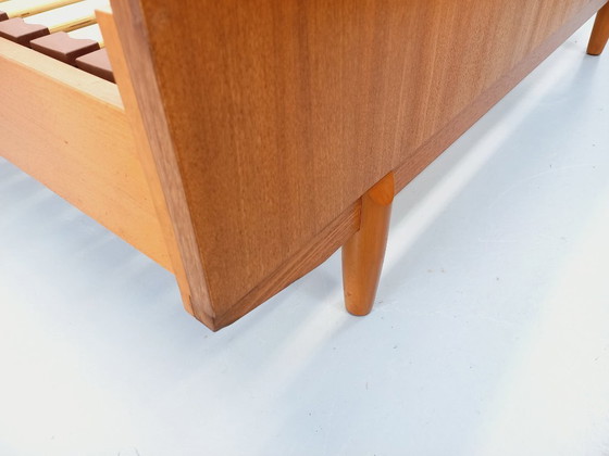 Image 1 of Letto matrimoniale vintage scandinavo in teak degli anni '60 con comodini integrati e base a doghe.