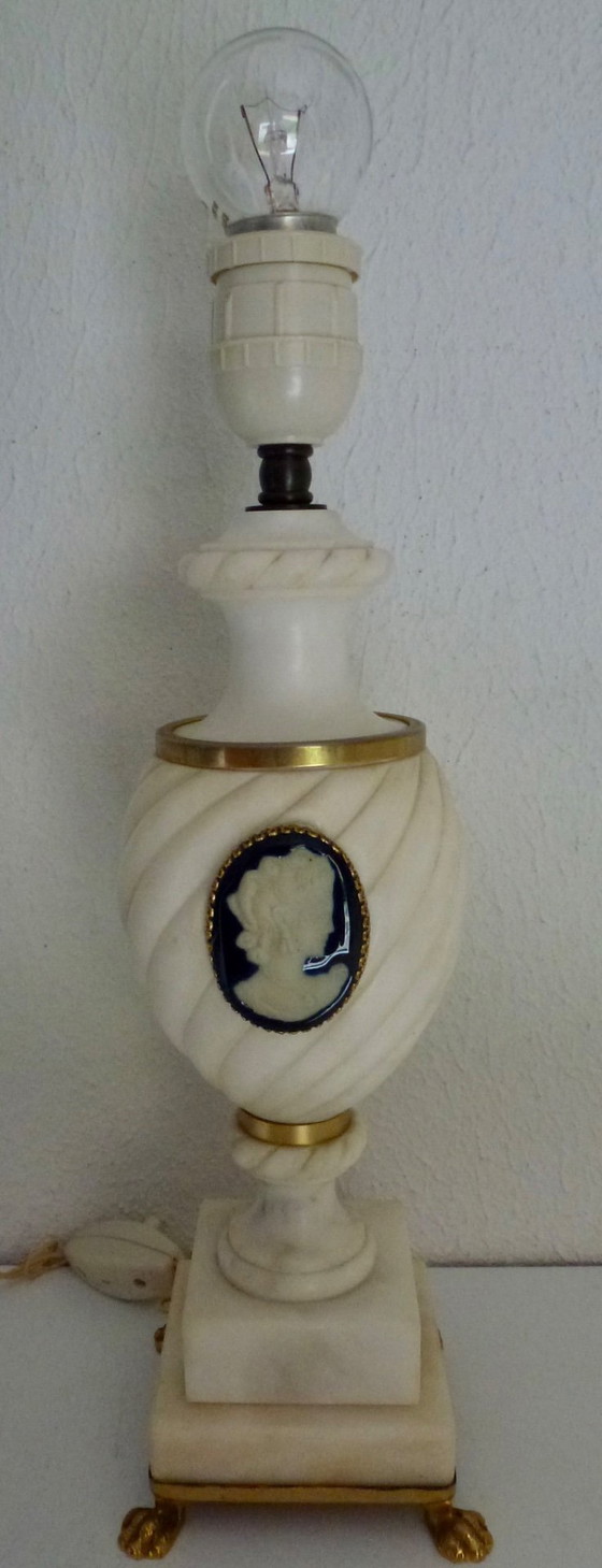 Image 1 of Antieke Franse tafellamp met Cameo is vervaardigd uit onyx.