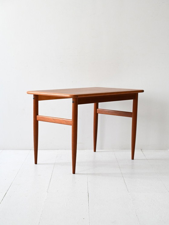 Image 1 of Table d'appoint scandinave en teck avec pieds tournés