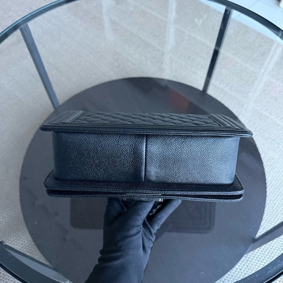 Image 1 of Chanel Boy Medium – Gestepptes, genarbtes Kalbsleder in Caviar-Optik, schwarze Ruthenium-silberne Beschläge, Serie 20