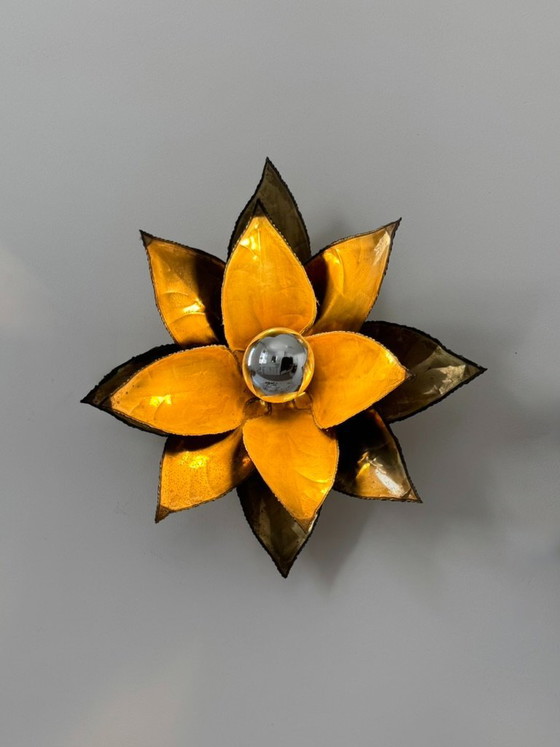 Een paar vintage, gepatineerde messing wandlampen met bloemmotief, Frankrijk, 1960 – Brass (photo 6 of 8)
