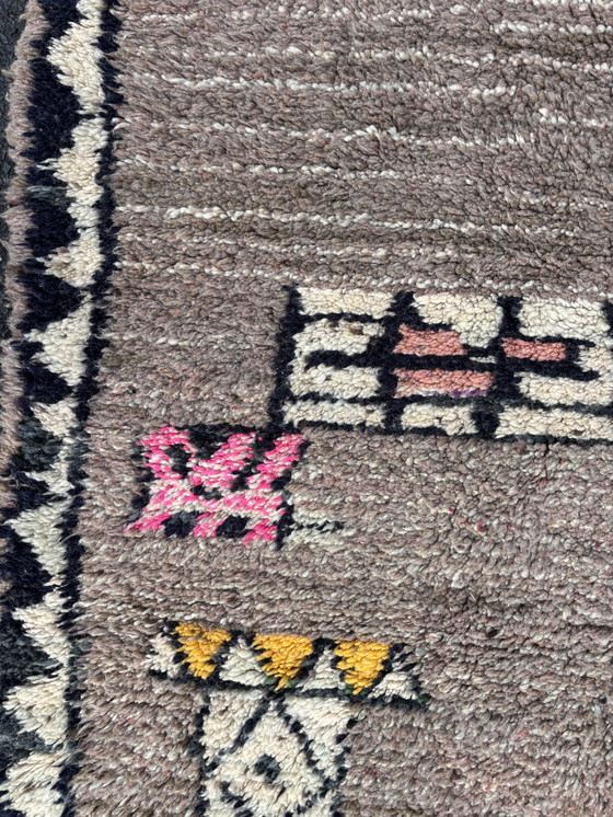 Image 1 of Alfombra bereber marroquí moderna de color gris