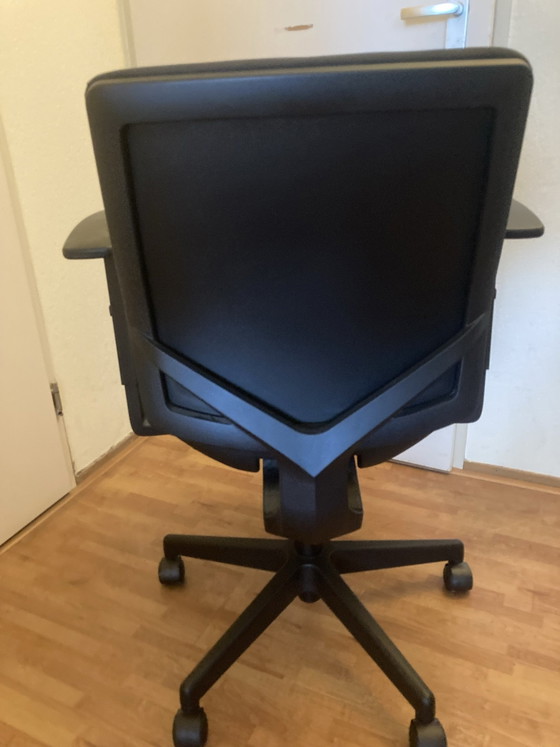 Verstellbarer Bürostuhl in ausgezeichnetem Zustand – Bürostühle, Metall, Kunststoff (photo 5 of 5)
