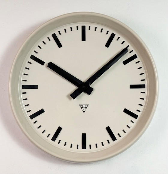 Image 1 of Grande horloge murale industrielle en bakélite de Pragotron, années 1960