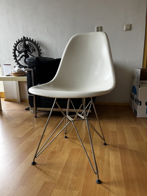 Witte Vitra Eames DSR stoel