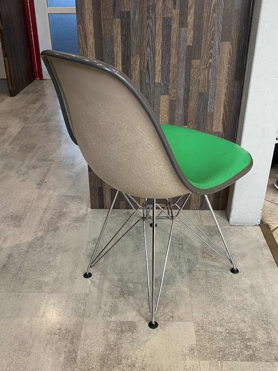 Image 1 of Sedia in fibra di vetro, rivestimento in vinile, stile DSR Eiffel, verde/greige, vintage Eames/Herman Miller, anni '50/'60/'70