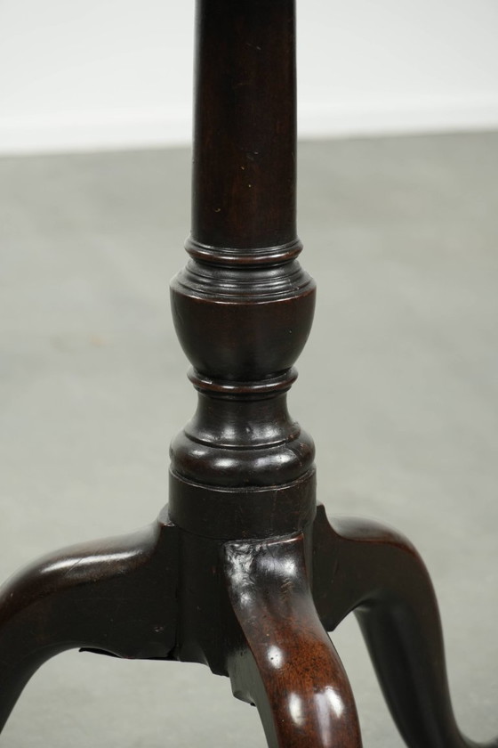 Image 1 of Charmante antieke Engelse ronde bijzet/ wijntafel uit eind 18e/ begin 19e eeuw met een prachtige diep en warm patina