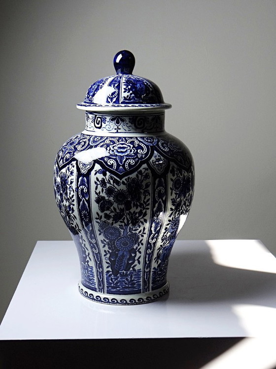 Image 1 of Grote Boch Holland Royal Sphinx aardewerken pot met deksel en Delftsblauwe decoratie.