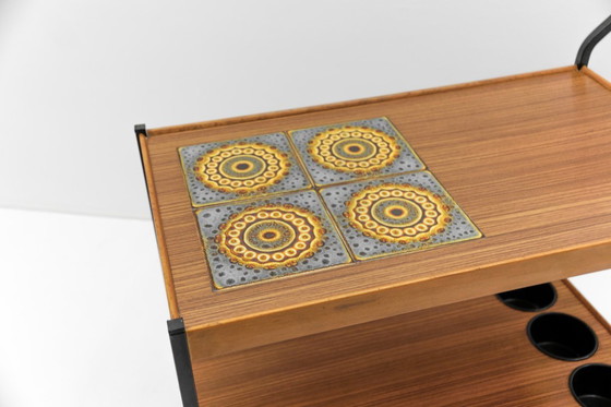 Image 1 of Vintage serveerwagen van walnoothout en keramiek, jaren 60