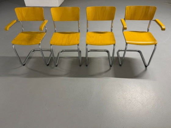 Juego de cuatro sillas cantilever Thonet Mart Stam Modelo S43, Sillas de comedor, Madera, Cromo, Amarillo (foto 2 de 15)