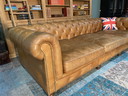 Magnifique canapé Chesterfield anglais XXL couleur cognac