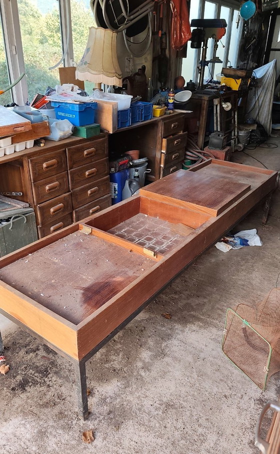 Image 1 of Un vecchio tavolo da lavoro riadattato come grande tavolino da caffè