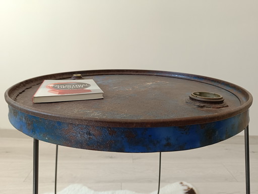 Table d’appoint en fût recyclé – design brut & graphique