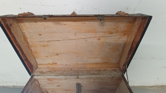 Image 1 of Vieille malle de voyage marron. À récupérer sur place uniquement.