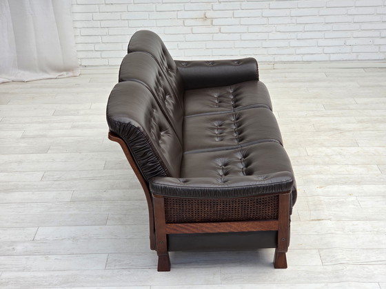 Image 1 of Sofá escandinavo de tres plazas de los años 70, tapizado en cuero, patas de teca y madera curvada.