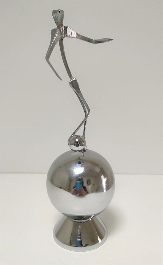 Image 1 of Escultura deportiva de acero con el sello de una corona de orfebre