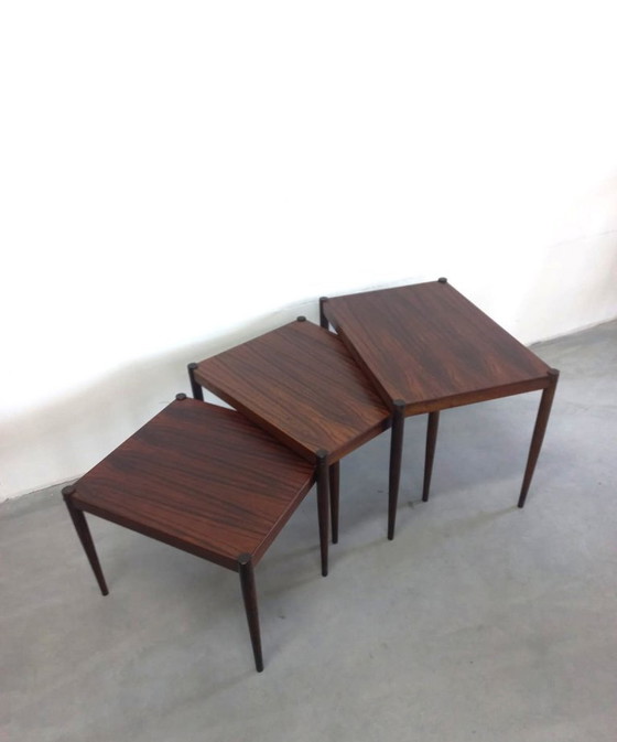 Image 1 of Tavolini laterali vintage in palissandro scandinavo/danese, tavolino portavaso, tavolino da caffè (impilabile)