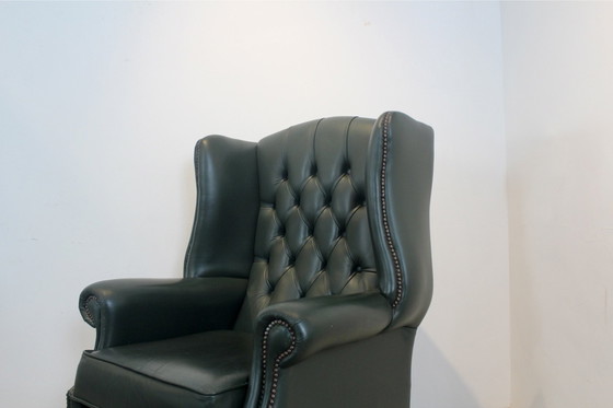 Image 1 of Chesterfield Fauteuil mit Fußhocker aus grünem Leder
