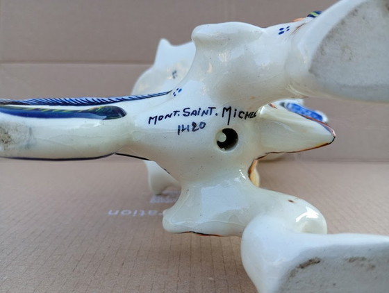 Image 1 of 2 bougeoirs anciens en faïence française – Dragon & Salamandre (ca. 1900, Rouen/Desvres)