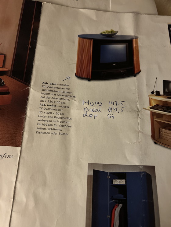 Image 1 of Novita, esa colección de armarios ovalados de madera de haya verde.