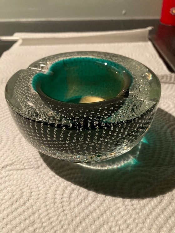 Image 1 of Kleuren van een pauw - Murano Italië - Sommerso Bullicante - Asbak - Vintage 1960