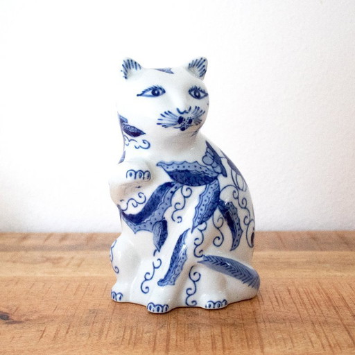 Statuetta vintage di gatto in porcellana: gatto portafortuna in stile Chinoiserie dipinto a mano in blu e bianco.