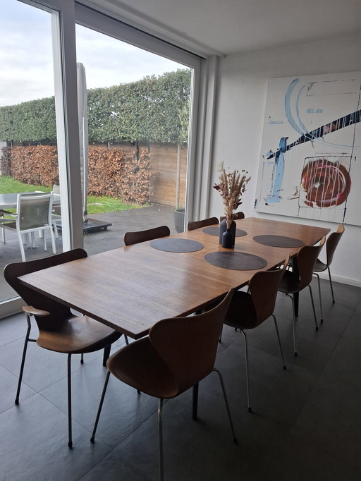 Table vintage de style scandinave avec 8 chaises – Fritz Hansen (années 1960)