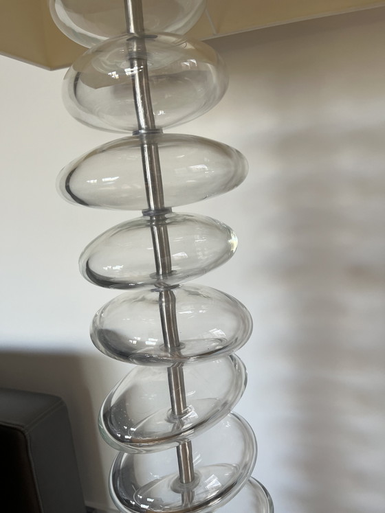 Lámpara de pie Fede Poltrona mujer – Poltrona Frau, Lámparas de pie, Glass, Metal (photo 5 of 6)