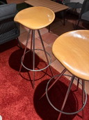 Knoll Amat 3 Jamaica barkruk van Pepe Cortes 2x