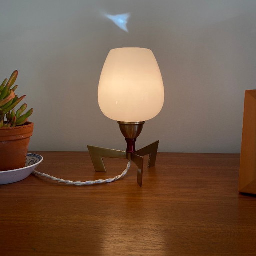 Lámpara de mesita de noche vintage con globo de cristal opalino antiguo y base de latón, diseño de los años 50