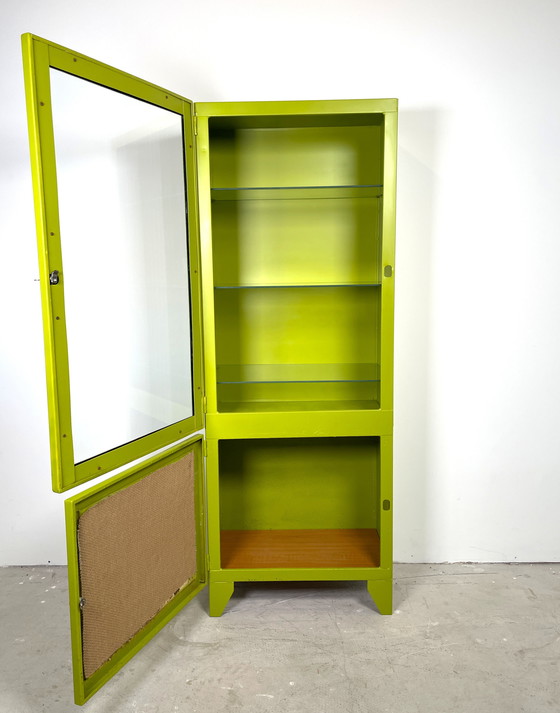 Image 1 of Vetrina da dottore vintage, verde ridisegnata