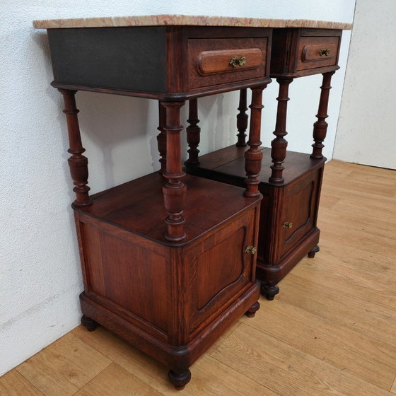 Image 1 of Set di due comodini antichi vintage con piano in marmo