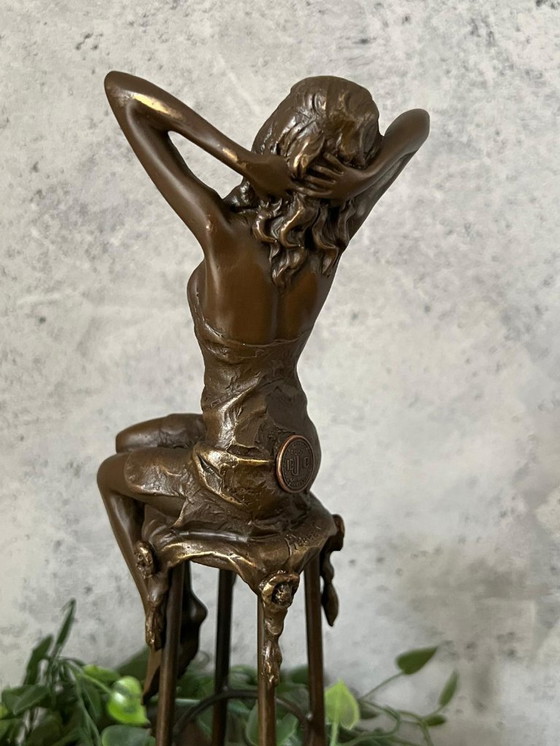 Image 1 of Bronzestatue einer eleganten Dame, die auf einem Barhocker sitzt