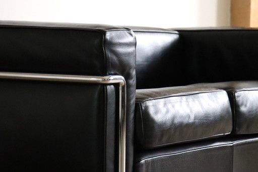 Sofá Cassina LC2 vintage de dos plazas de Charlotte Perriand y Le Corbusier