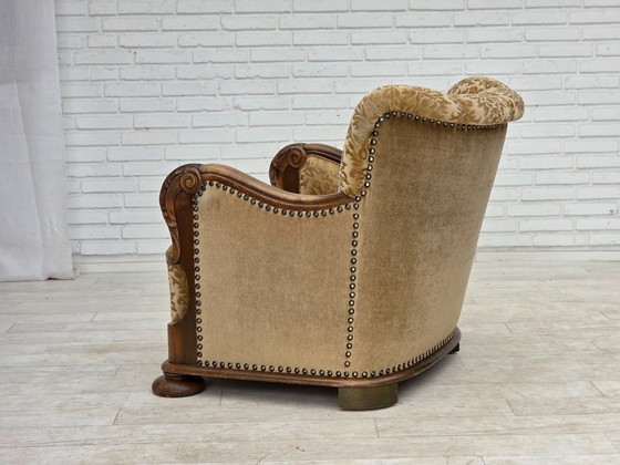Image 1 of Deense relaxfauteuil uit de jaren 50, bekleed met velours en gesneden eikenhout.