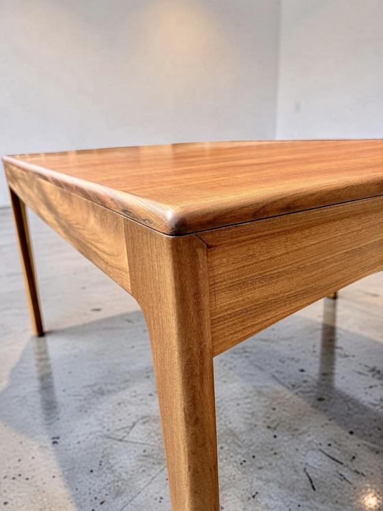 Image 1 of Een uitschuifbare teakhouten eettafel van Fonseca, vervaardigd door Younger Ltd, in mid-century modern stijl.