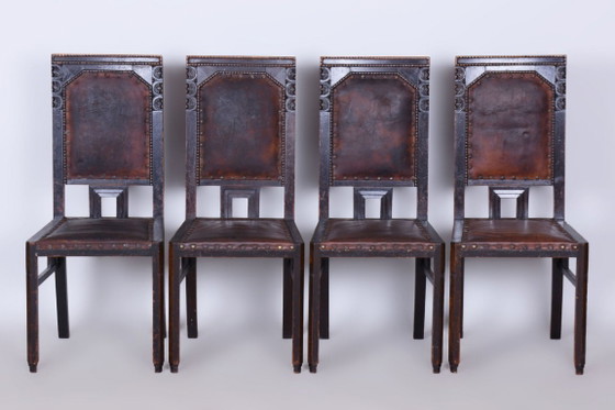Ensemble de quatre chaises cubistes, par Josef Gočár, chêne massif, cuir rouge, République tchèque, années (photo 11 of 11)