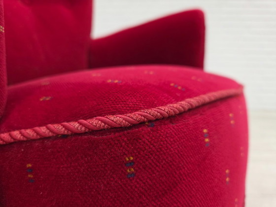 Image 1 of Años 60, sillón danés, muebles de terciopelo rojo cereza, patas de madera de haya, retapizado.